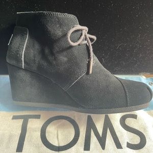 Tom’s “Kala” bootie Black suede